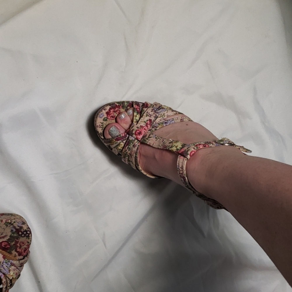Shoes - Picture 4 of 8